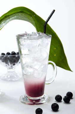 Buzlu kokteyl ve taze nane.