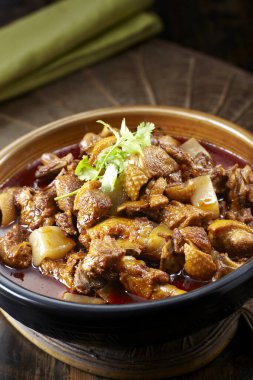 Geleneksel Çin mutfağı, haşlanmış baharatlı ördek.