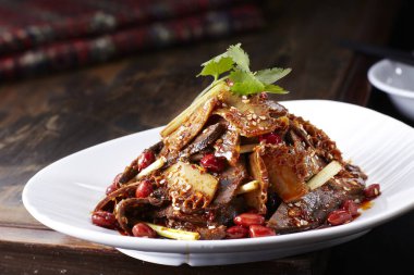 Geleneksel Çin mutfağı, baharatlı soğuk et sakatatı.