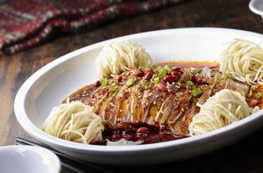 Geleneksel Çin mutfağı, baharatlı soğuk domuz kulağı ve erişte.