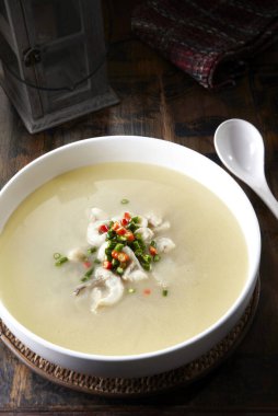 Bir kase lezzetli balık çorbası, sebzeli, üst manzara.