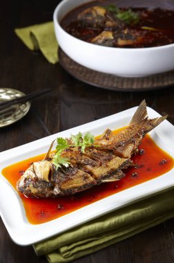 Geleneksel Çin mutfağı, haşlanmış baharatlı sazan balığı.