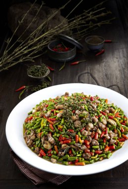 Geleneksel Çin mutfağı, çift biberli kızarmış tavuk.