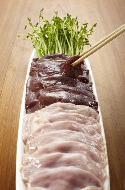 Taze malzemeler, domuz ciğeri ve domuz eti.