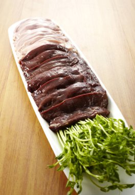 Taze malzemeler, domuz ciğeri ve domuz eti.