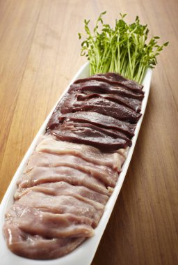 Taze malzemeler, domuz ciğeri ve domuz eti.