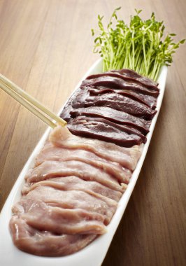 Taze malzemeler, domuz ciğeri ve domuz eti.