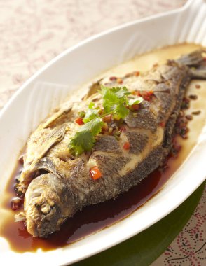 Geleneksel Çin mutfağı, tavada kızartılmış büyük sarı timsah.