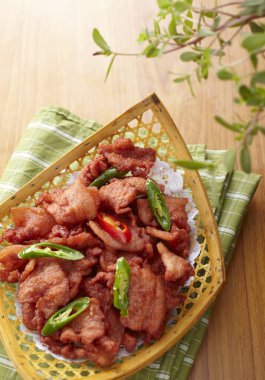 Geleneksel Çin mutfağı, mayalanmış soya peyniri ve kızarmış domuz eti.