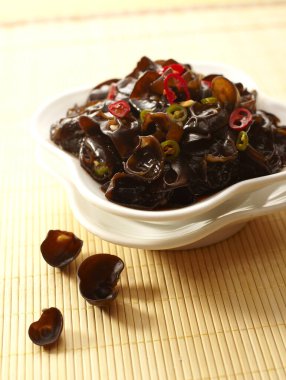 Geleneksel Çin mutfağı, soğuk siyah mantar.