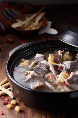 Geleneksel Çin mutfağı, yılan ve tavuk çorbası