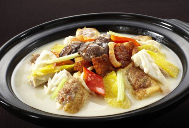 Geleneksel Çin mutfağı, yumurta köftesi ve tavuk güveci.