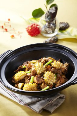 Domuz eti, sebze ve baharatlı Çin eriştesi.