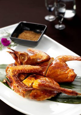 Geleneksel Çin yemeği, kızarmış güvercin.