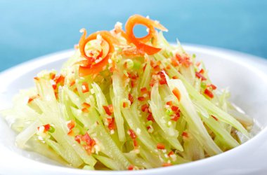 Lezzetli yemekler, baharatlı ve ekşi kereviz dilimleri.