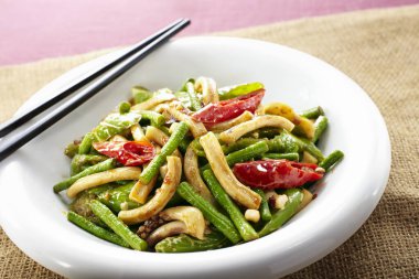 Geleneksel Çin yemeği, kızarmış patates, patlıcan ve mürekkep balığı dokunaçları.