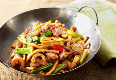 Geleneksel Çin mutfağı, bambu filizli haşlanmış tavuk.