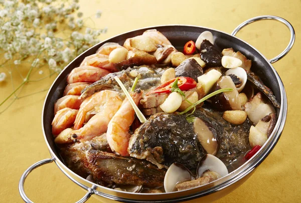 Geleneksel Çin mutfağı, soslu balık başı deniz ürünleri tenceresi.