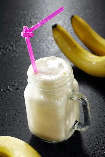 ホイップクリームとバナナとミルクシェイク — ストック写真