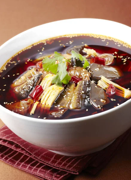 伝統的な中華料理 ウナギ ブタの血はスパイシーな赤油で編みました — ストック写真
