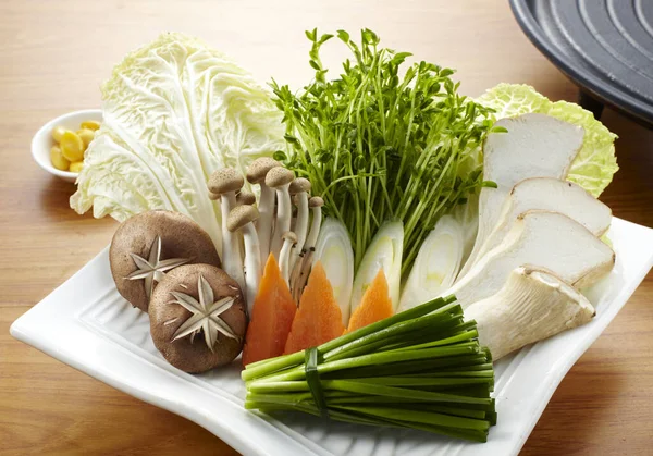 Légumes Crus Printemps Frais Sur Table Blanche Dans Cuisine — Photo