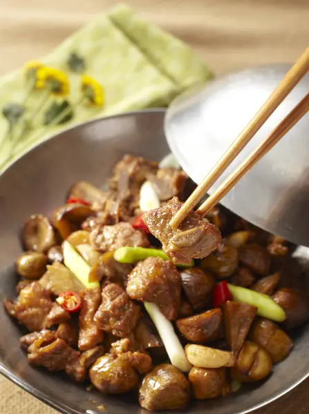 Traditionelle Chinesische Küche Gebratenes Huhn Mit Kastanien — Stockfoto