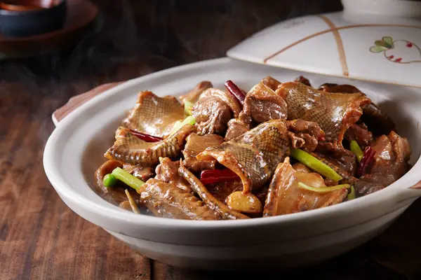Традиционная Китайская Кухня Тушеное Змеиное Мясо Горшочке — стоковое фото