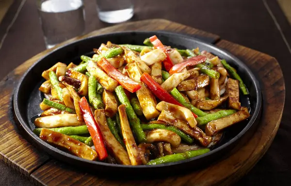 Traditionelle Chinesische Küche Brutzelnde Bohnen Und Auberginen — Stockfoto