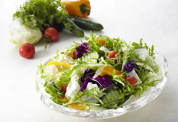 Frisches Gemüse Mit Käse Und Kräutern — Stockfoto