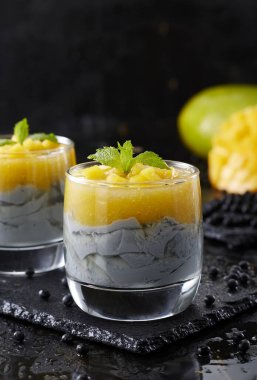 Çin tatlısı, mango soslu kara fasulye.