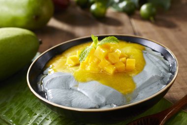 Çin tatlısı, mango soslu siyah soya peyniri.