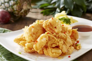 Beyaz tabakta kızarmış karides.