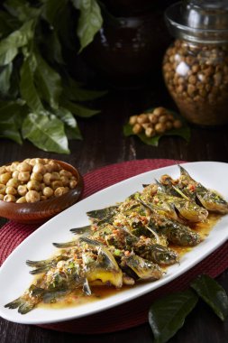 Geleneksel Çin yemeği, buğulanmış sarı kemik balığı ve sarı kabuklu meyve.