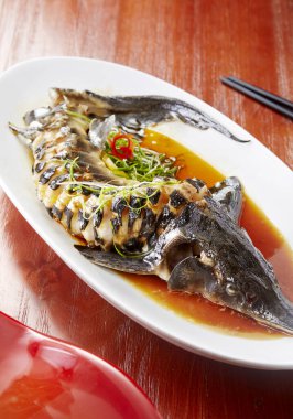Geleneksel Çin yemeği, haşlanmış mersin balığı.