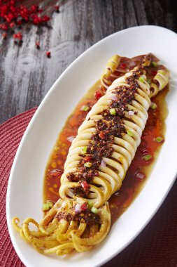 Geleneksel Çin mutfağı, soslu taze kalamar.