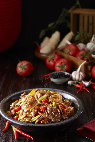 Chinesische Nudeln Mit Gemüse Auf Dem Tisch — Stockfoto