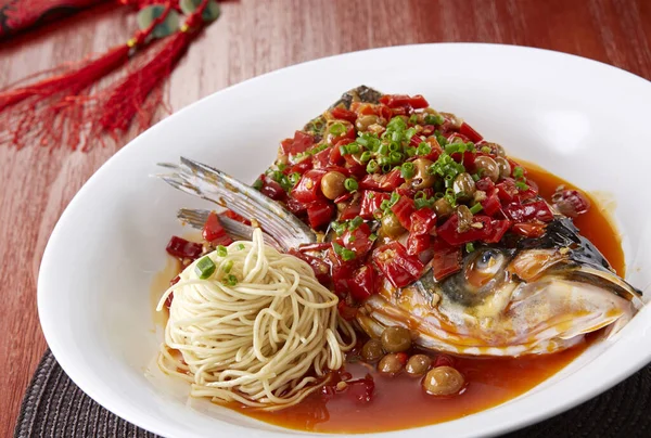 中国传统食品 鱼头配胡椒粉和面条 — 图库照片