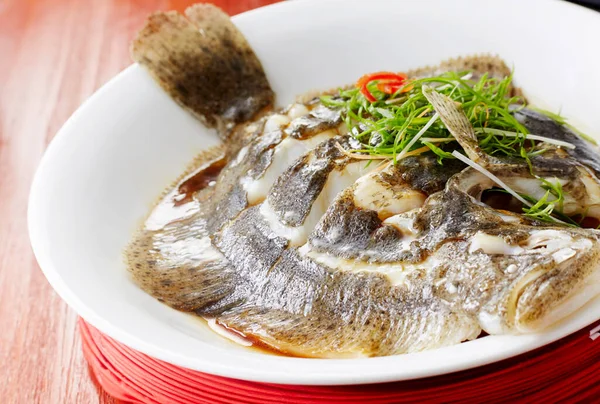 Traditionell Kinesisk Mat Ångkokt Fisk — Stockfoto