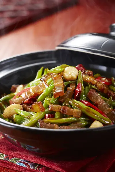 中国传统食品 油炸豆子加培根 — 图库照片