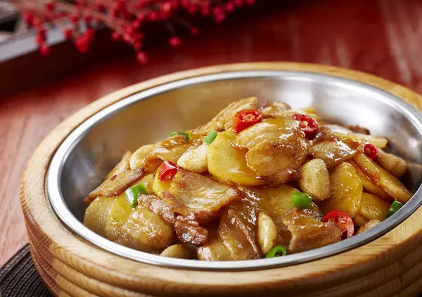 Traditionelles Chinesisches Essen Gebratener Schweinebauch Und Kartoffelscheiben — Stockfoto