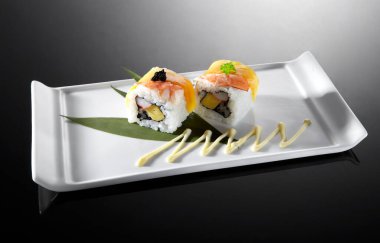 Japon suşisi, somon ve avokado ile birlikte.