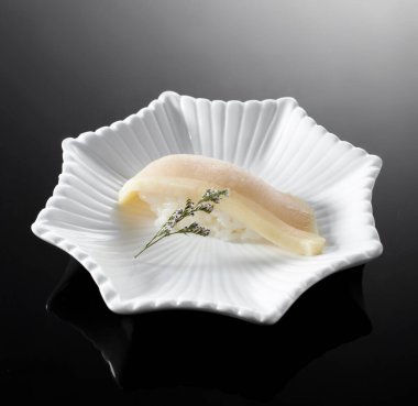 Lezzetli Japon yemekleri, balık suşisi.