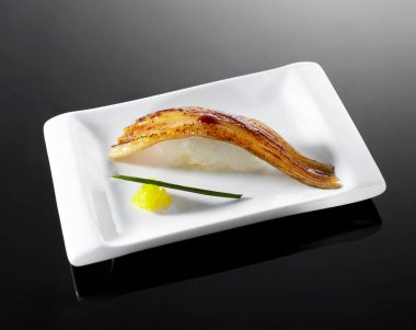 Lezzetli Japon yemekleri, ızgara yılan balığı suşisi.