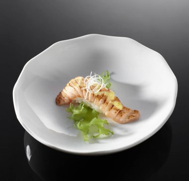 Lezzetli Japon mutfağı, moxibustion balık suşisi.