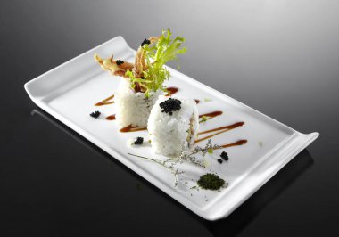 Lezzetli Japon yemekleri, kızarmış kalamar hardallı suşi.