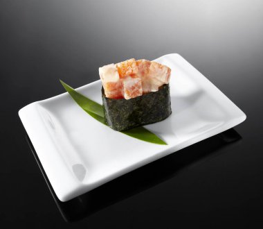 Lezzetli Japon yemekleri, balık savaş gemisi suşisi.