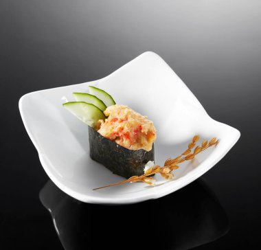 Lezzetli Japon yemekleri, savaş gemisi suşisi.