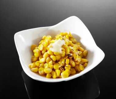 Taze ve lezzetli yiyecekler, mısır atıştırmalıkları.