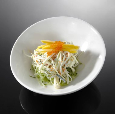 Lezzetli Japon yemekleri, yumurta sebze salatası.