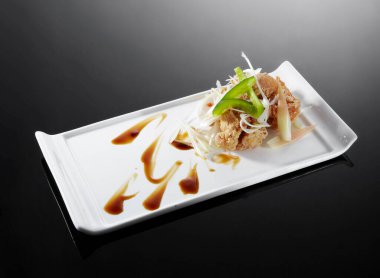 Taze ve lezzetli yemekler, kızarmış tavuk atıştırmalıkları.